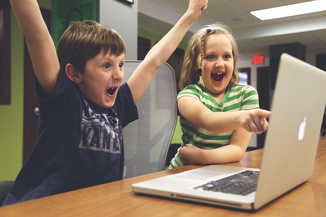 Two children celebrating at a computer.
Source: https://pixabay.com/photos/children-win-success-video-game-593313/